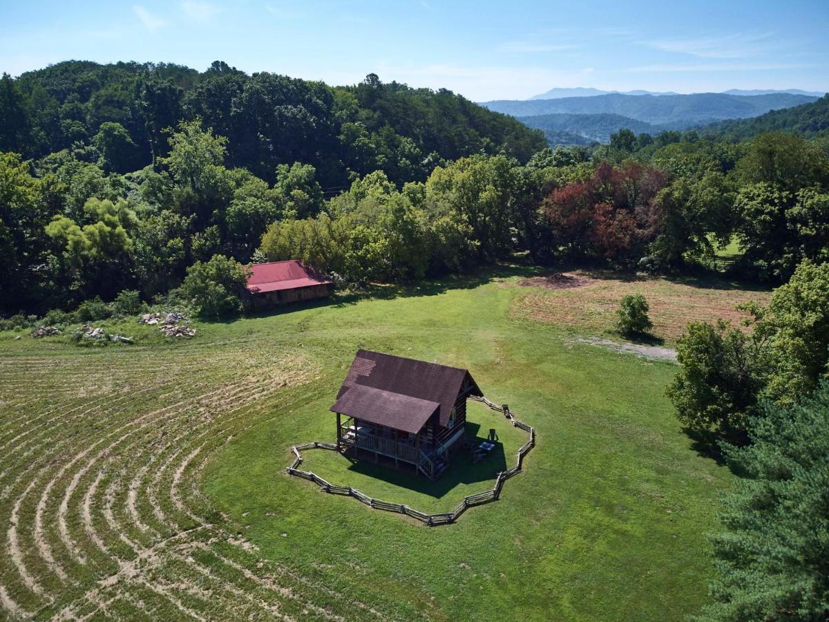 Creekwalk Inn Bed And Breakfast With Cabins Cosby Exterior photo