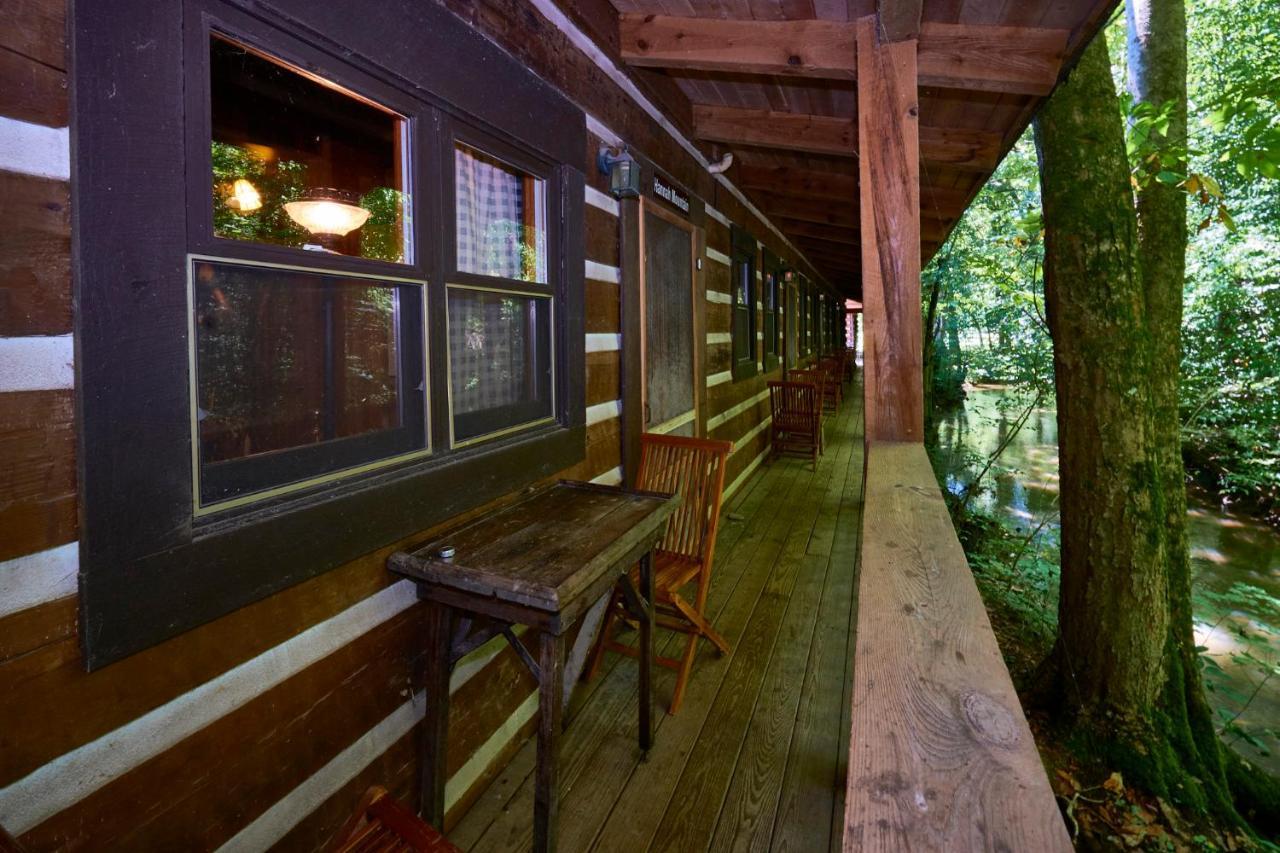 Creekwalk Inn Bed And Breakfast With Cabins Cosby Exterior photo