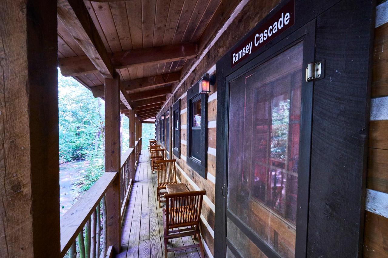 Creekwalk Inn Bed And Breakfast With Cabins Cosby Exterior photo