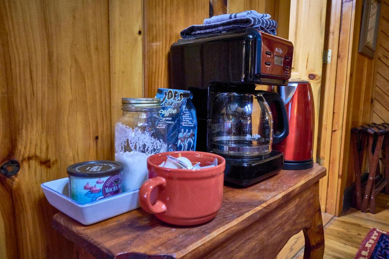 Creekwalk Inn Bed And Breakfast With Cabins Cosby Exterior photo
