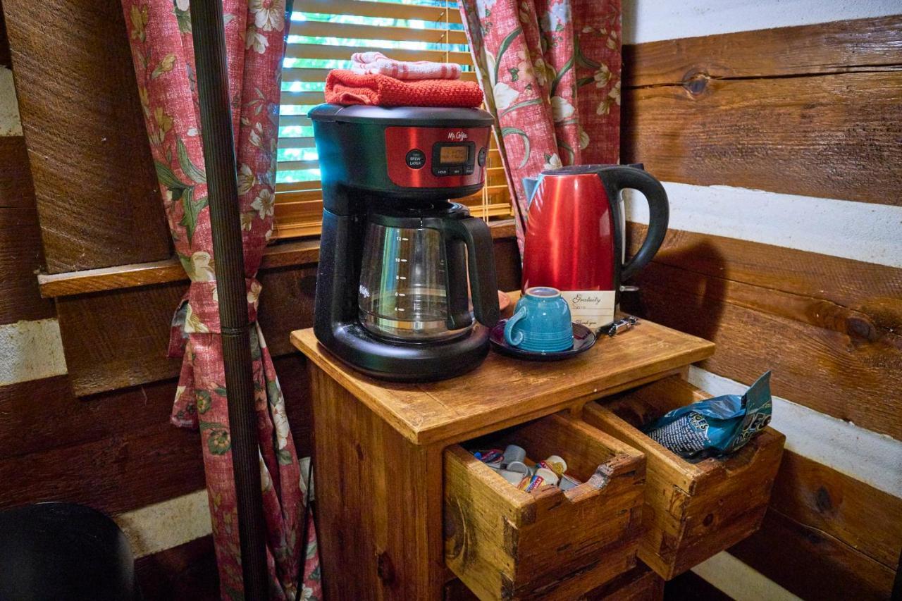 Creekwalk Inn Bed And Breakfast With Cabins Cosby Exterior photo
