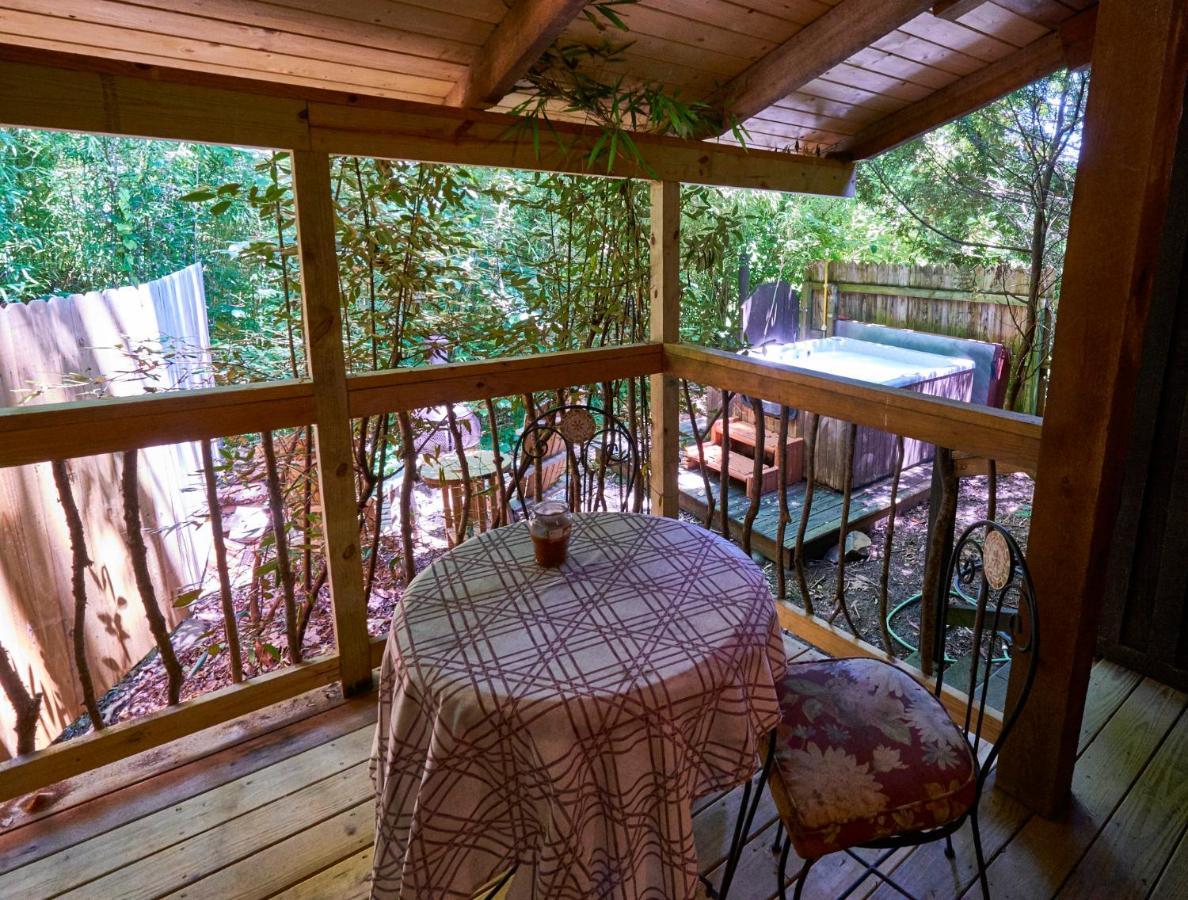 Creekwalk Inn Bed And Breakfast With Cabins Cosby Exterior photo