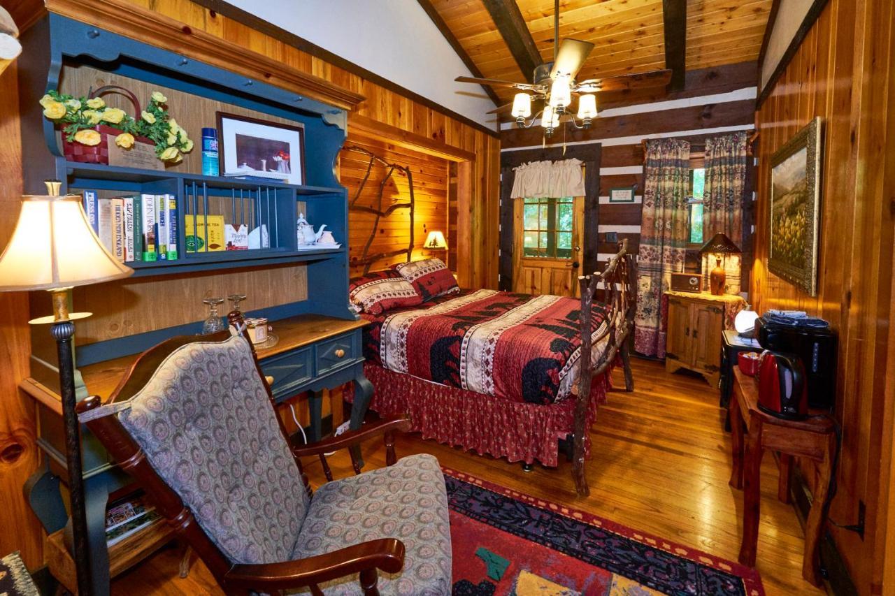 Creekwalk Inn Bed And Breakfast With Cabins Cosby Exterior photo
