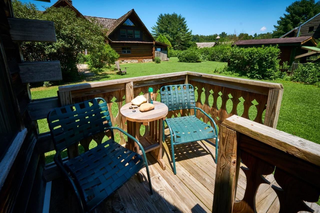 Creekwalk Inn Bed And Breakfast With Cabins Cosby Exterior photo
