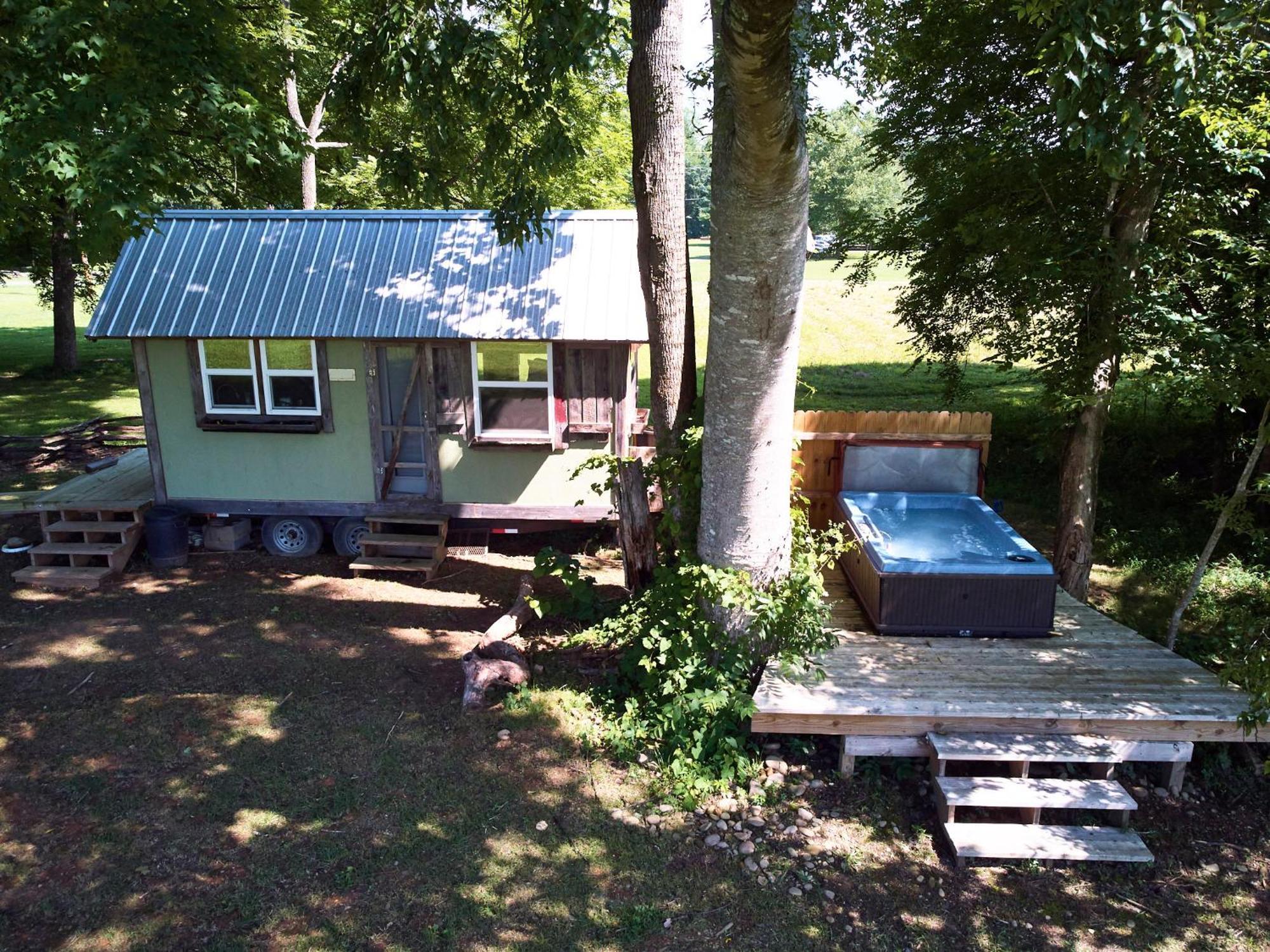 Creekwalk Inn Bed And Breakfast With Cabins Cosby Exterior photo
