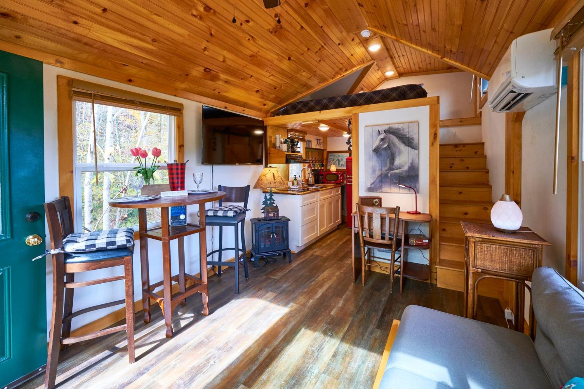 Creekwalk Inn Bed And Breakfast With Cabins Cosby Exterior photo